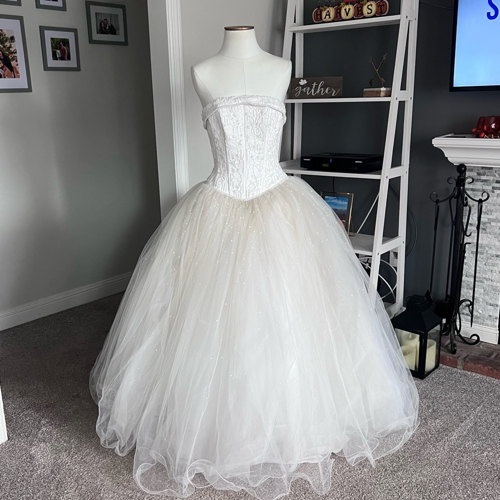Wedding dress. Size 4. Davids Bridal - Brand is Michael Angelo